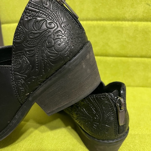 Xappeal Jolena Black Mules Sleek Modern Design - Picture 2 of 6